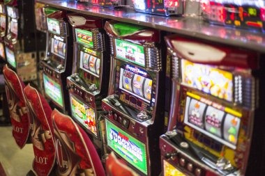 guci777 live baccarat dealer studio showing card table, dealer, and real-time video stream on mobile